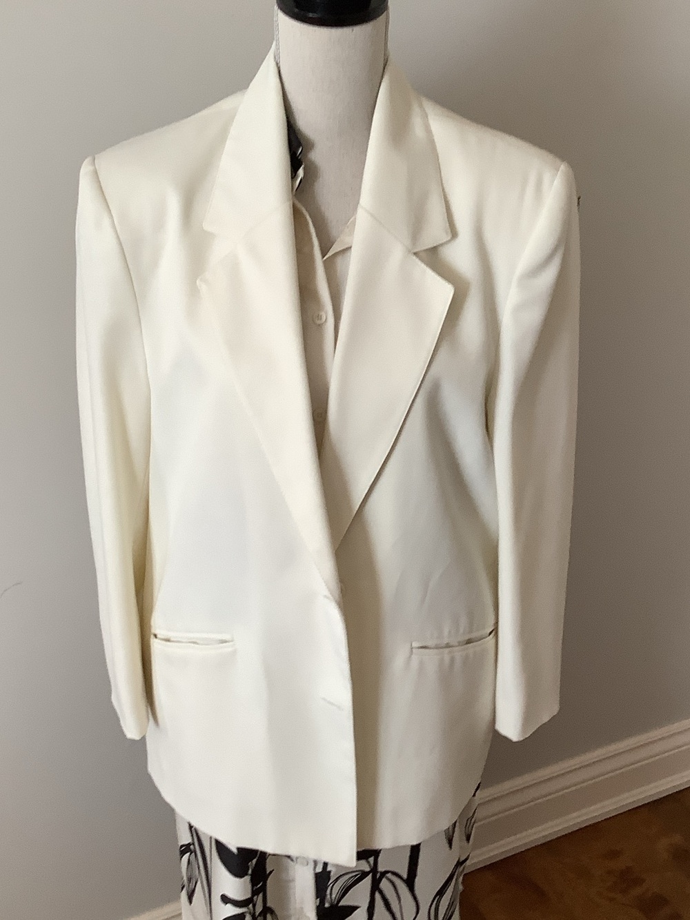 Women's Cream Single-Breasted Tailored Blazer